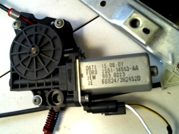 Foto: FENSTERHEBER ELEKTR. VORN RECHTS (2/3-TÜRER) eines Ford Fiesta 1.4 TDCI