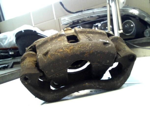 Foto: BREMSSATTEL VORN LINKS eines Renault Kangoo Rapid 1.9 D Eco (RL)