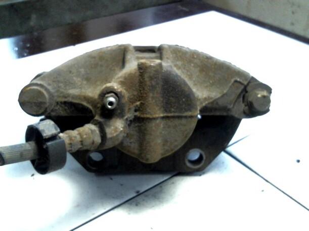 Foto: BREMSSATTEL VORN LINKS eines Renault Kangoo Rapid 1.9 D Eco (RL)