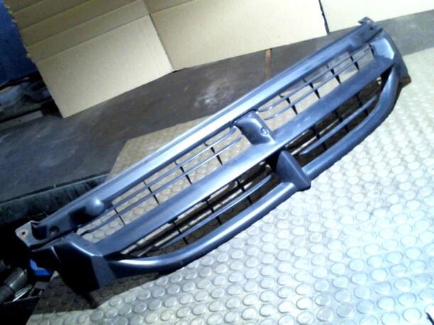 Foto: KÜHLERGRILL eines Chrysler Voyager 2.4