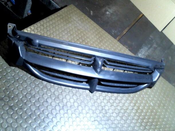 Foto: KÜHLERGRILL eines Chrysler Voyager 2.4