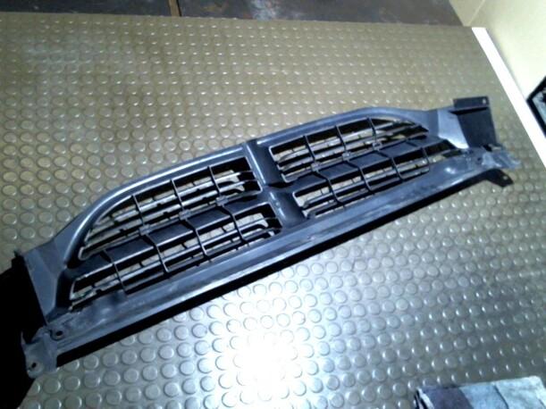 Foto: KÜHLERGRILL eines Chrysler Voyager 2.4