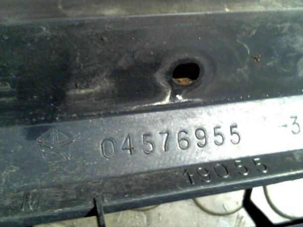 Foto: KÜHLERGRILL eines Chrysler Voyager 2.4