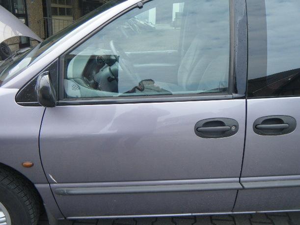 Foto: TÜR VORNE LINKS eines Chrysler Voyager 2.4