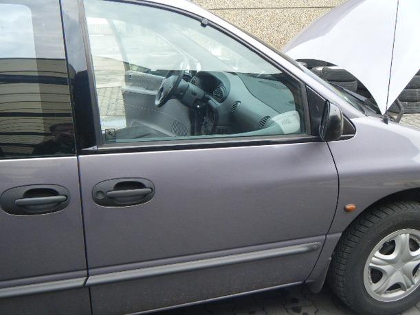 Foto: TÜR VORNE RECHTS eines Chrysler Voyager 2.4