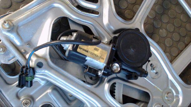 Foto: FENSTERHEBER ELEKTRISCH SEITENTEIL HINTEN LINKS eines Opel Astra Cabrio 1.6i GS