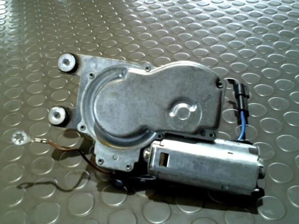 Foto: SCHEIBENWISCHERMOTOR HINTEN eines Opel Astra Caravan LS