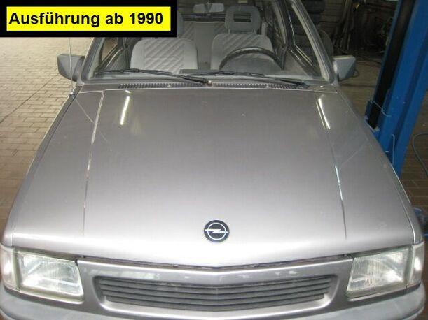 Foto: MOTORHAUBE eines Opel Corsa LS