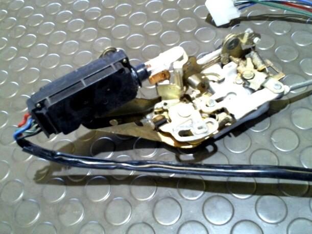 Foto: TÜRSCHLOSS VORN LINKS eines Mazda 323 F 1.5 LS