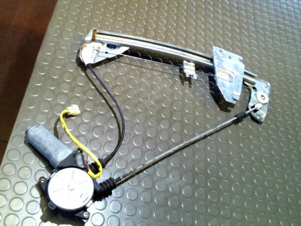 Foto: FENSTERHEBER ELEKTR. HINTEN LINKS eines Mazda 323 F 1.5 LS