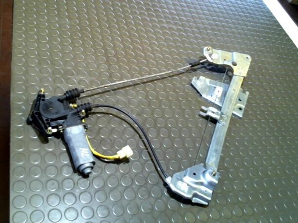 Foto: FENSTERHEBER ELEKTR. HINTEN LINKS eines Mazda 323 F 1.5 LS