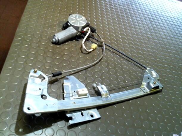 Foto: FENSTERHEBER ELEKTR. HINTEN RECHTS eines Mazda 323 F 1.5 LS