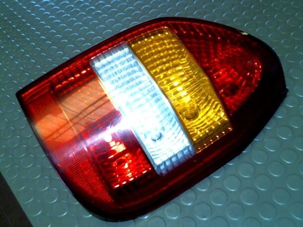 Foto: HECKLEUCHTE / RÜCKLICHT RECHTS eines Opel Zafira 2.0 DTI GL