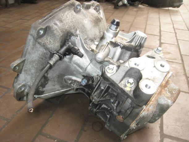 Foto: SCHALTGETRIEBE 5-GANG eines Opel Astra 1.6 Caravan GL
