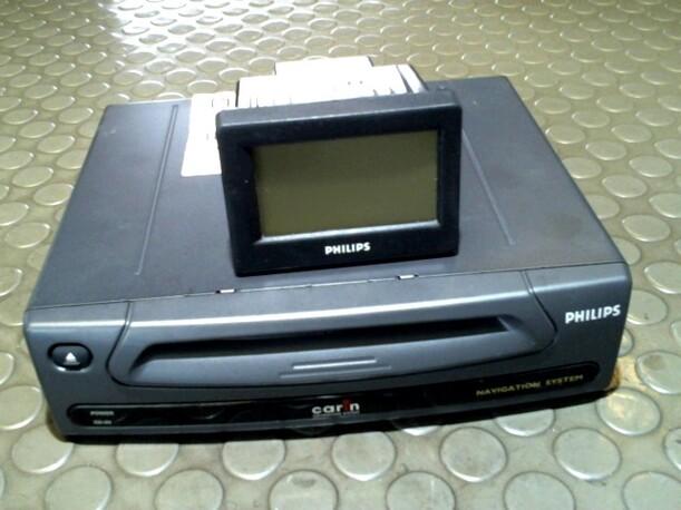 Foto: NAVIGATIONSSYSTEM eines Opel Omega Caravan