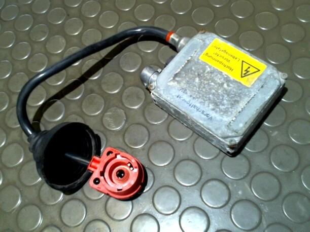 Foto: SPANNUNGSWANDLER XENON eines Opel Omega Caravan