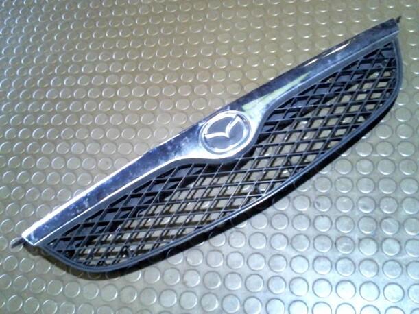 Foto: KÜHLERGRILL eines Mazda 626 1.9 CS
