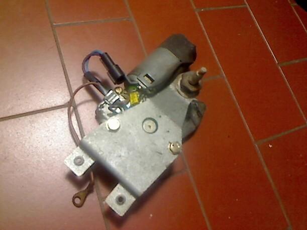Foto: SCHEIBENWISCHERMOTOR HINTEN eines Opel Kadett E Caravan Club