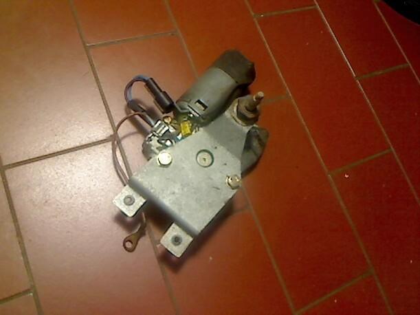 Foto: SCHEIBENWISCHERMOTOR HINTEN eines Opel Kadett E Caravan Club