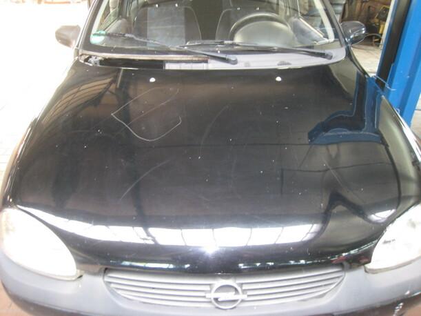 Foto: MOTORHAUBE eines Opel Corsa 12V CS