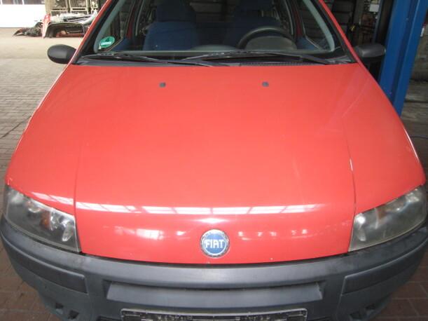 Foto: MOTORHAUBE eines Fiat Punto 1.2 CS