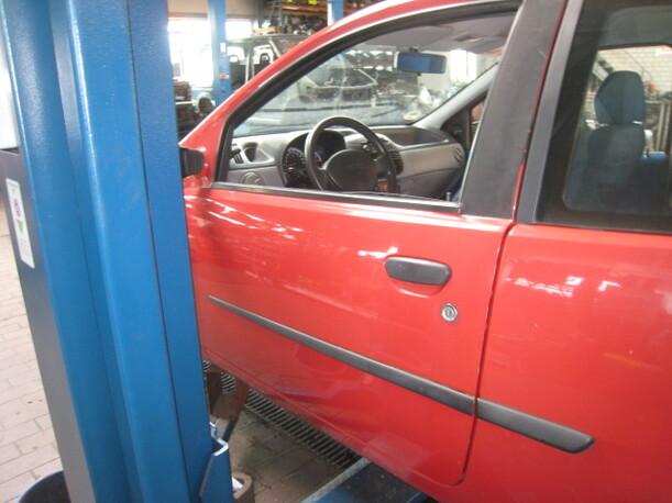 Foto: TÜR VORNE LINKS /2/3-Türer) eines Fiat Punto 1.2 CS