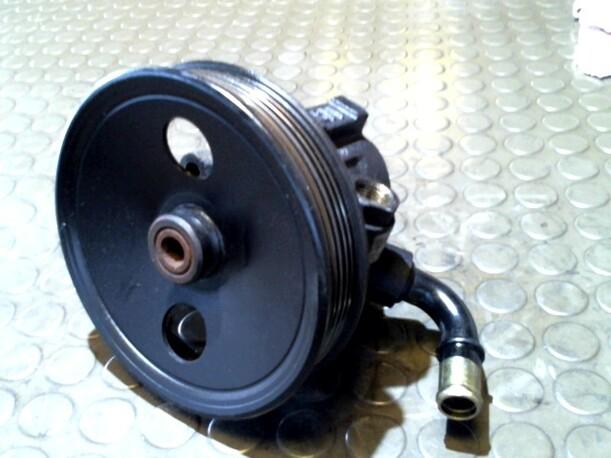 Foto: PUMPE SERVOLENKUNG eines Volvo V40 2.0 Club