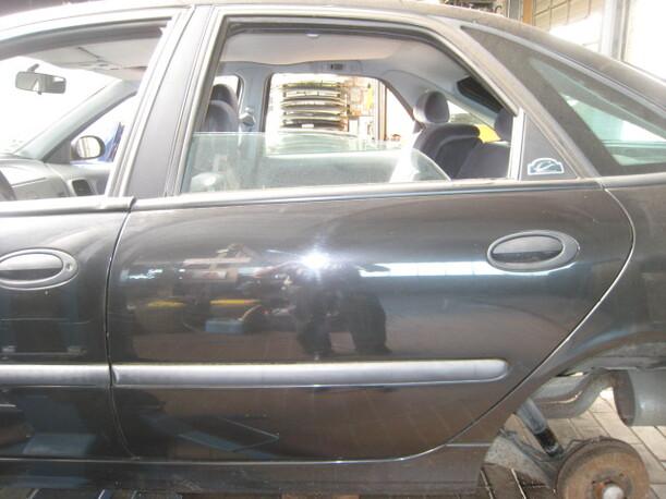 Foto: TÜR HINTEN LINKS eines Renault Laguna 1.6 16V Club