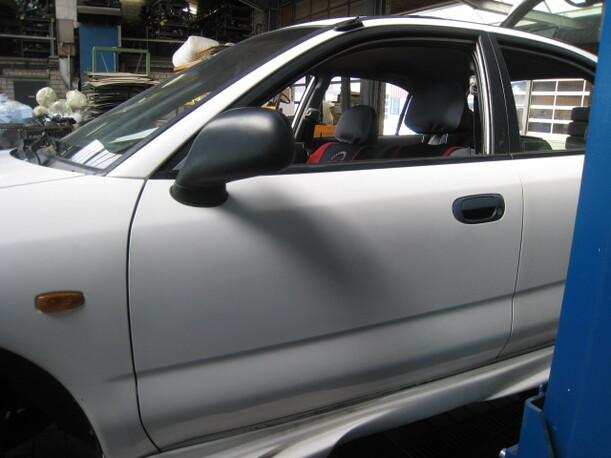 Foto: TÜR VORNE LINKS eines Mitsubishi Carisma 1600