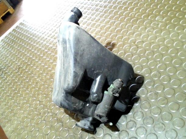 Foto: SCHEIBENWASCHBEHÄLTER eines Peugeot 106 Club