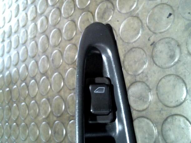 Foto: SCHALTER FENSTERHEBER HR eines Volvo V40 1.9 D Club