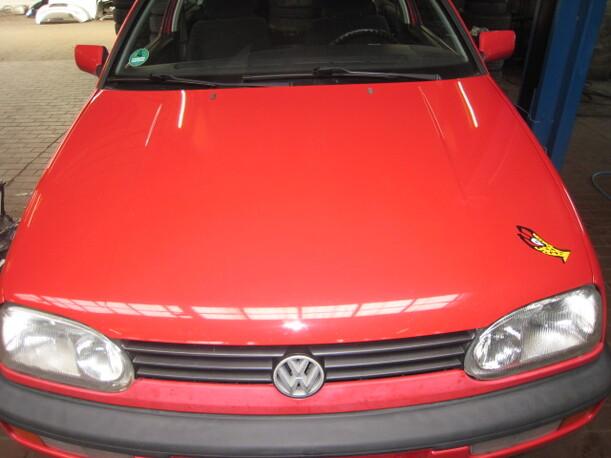 Foto: MOTORHAUBE eines VW Golf 1.6 Club