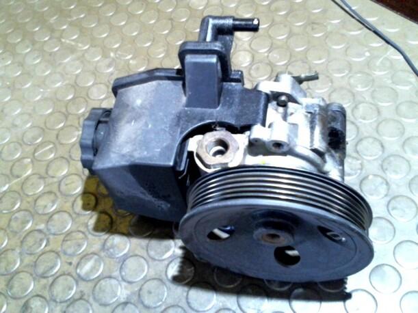 Foto: PUMPE SERVOLENKUNG eines Mercedes-Benz C 180 T Club