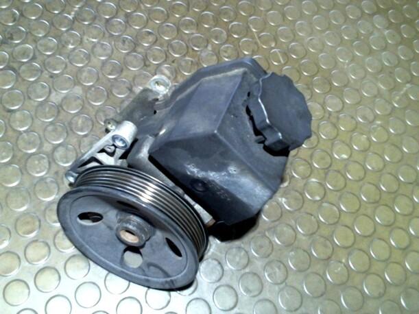 Foto: PUMPE SERVOLENKUNG eines Mercedes-Benz C 180 T Club
