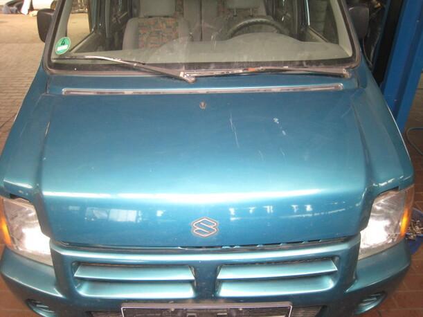 Foto: MOTORHAUBE eines Suzuki WAGON R+ Club