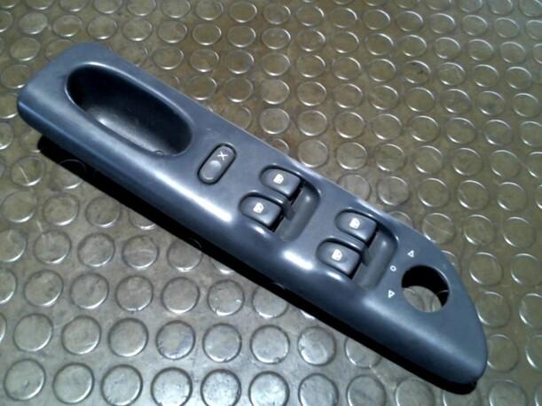 Foto: SCHALTER FENSTERHEBER eines Renault Laguna Grandtour 1.6 16V Club