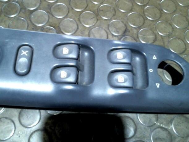 Foto: SCHALTER FENSTERHEBER eines Renault Laguna Grandtour 1.6 16V Club