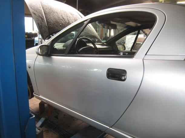 Foto: TÜR VORNE LINKS eines Opel Tigra 1.4i 16V Club