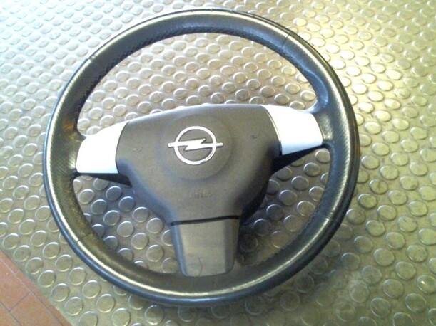 Foto: LENKRAD (OHNE AIRBAG) eines Opel Vectra 2.2 GTS Club