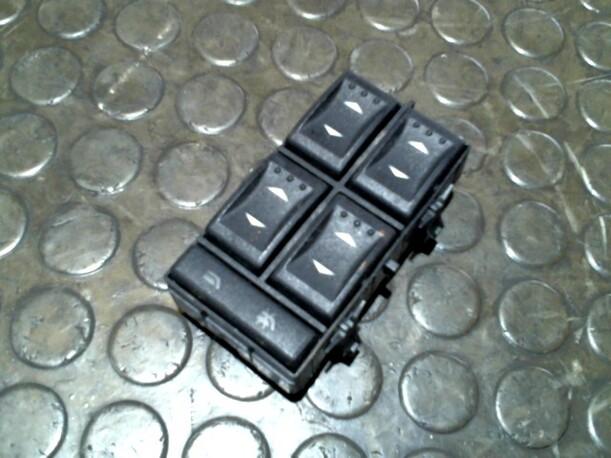 Foto: SCHALTER FENSTERHEBER eines Ford Mondeo 2.0 Turnier Club
