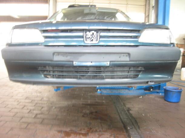 Foto: STOßFÄNGER / STOßSTANGE VORNE eines Peugeot 306 Club