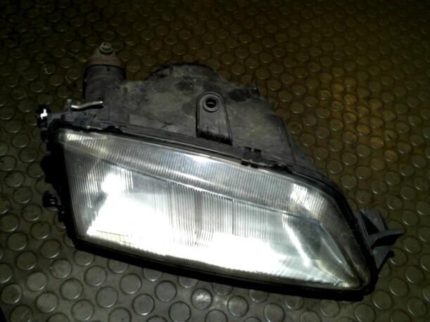 Foto: SCHEINWERFER RECHTS eines Peugeot 306 Club
