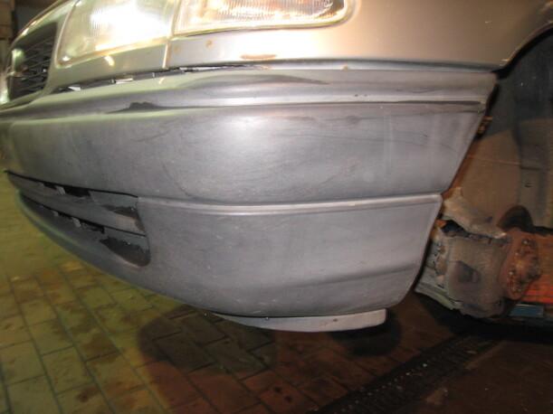 Foto: STOßFÄNGER / STOßSTANGE VORNE eines Opel Astra Caravan Club