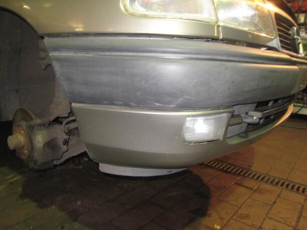 Foto: STOßFÄNGER / STOßSTANGE VORNE eines Opel Astra Caravan Club