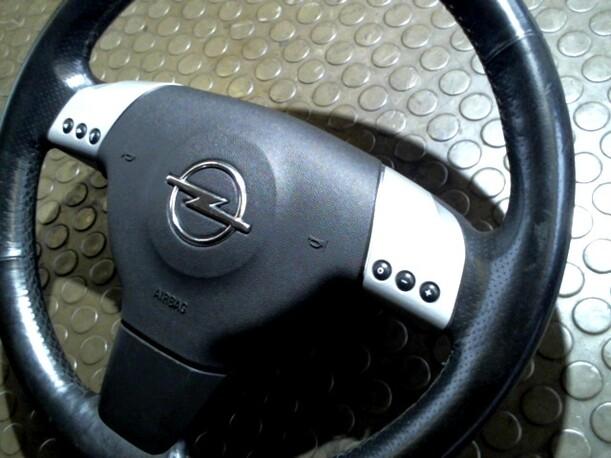 Foto: LENKRAD (OHNE AIRBAG) eines Opel Signum 3.0 V6 CDTI Club