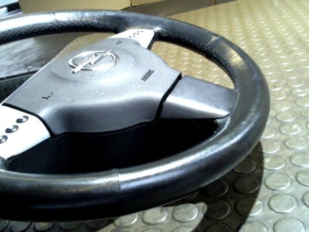 Foto: LENKRAD (OHNE AIRBAG) eines Opel Signum 3.0 V6 CDTI Club
