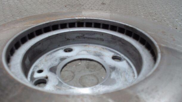 Foto: BREMSSCHEIBE VORN LINKS eines Mazda Demio 1.4