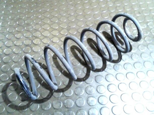 Foto: HINTERFEDER LINKS eines Ford Fiesta 1.3