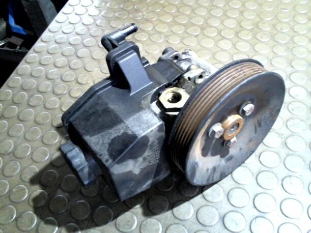 Foto: PUMPE SERVOLENKUNG eines Mercedes-Benz E 220 D