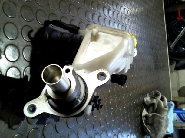 Foto: HAUPTBREMSZYLINDER eines Fiat Grande Punto 1.4 16V